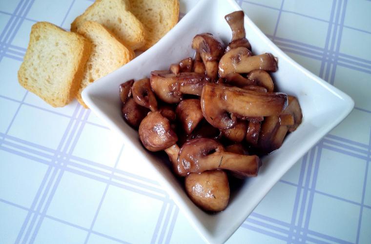 Tostini’s met kruidenboter en shiitake