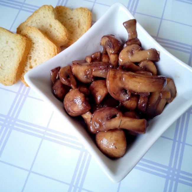 Tostini’s met kruidenboter en shiitake