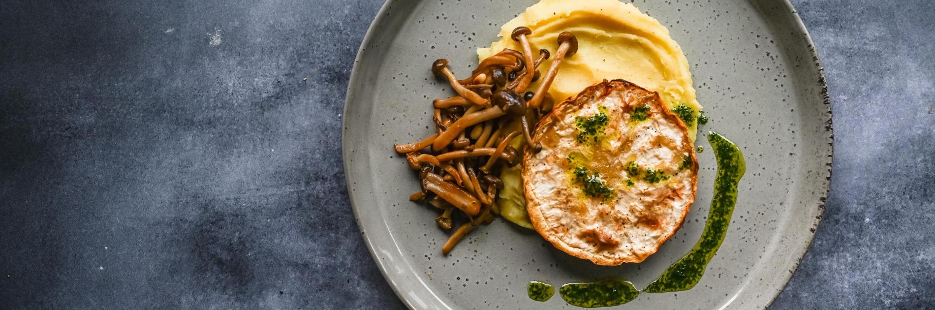 Knolselderijsteak met puree, beukenzwam & kruidenolie