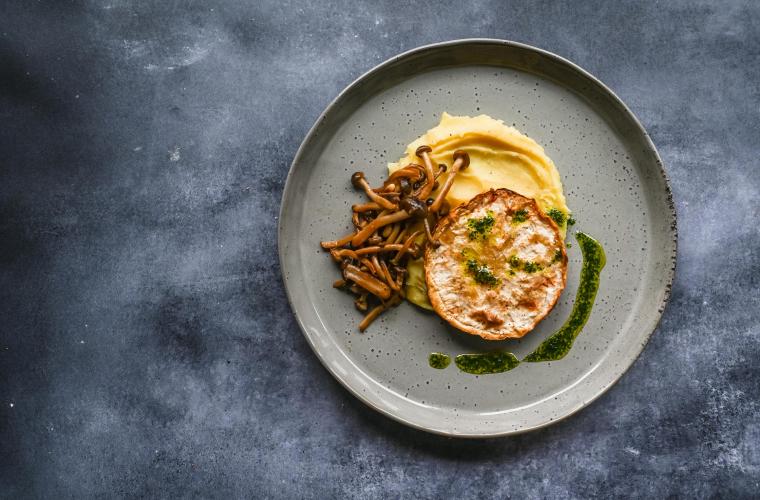 Knolselderijsteak met puree, beukenzwam & kruidenolie