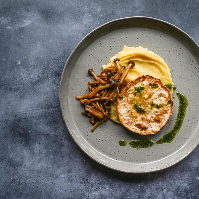 Knolselderijsteak met puree, beukenzwam & kruidenolie