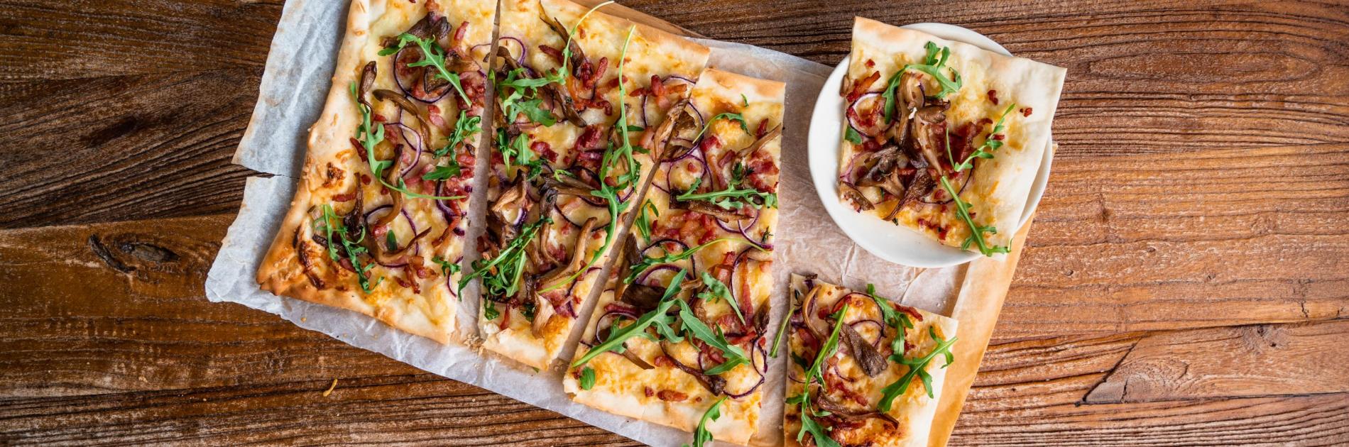 Flammkuchen met spek, ui en oesterzwam